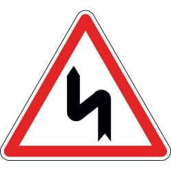 Panneau succession de virages dont le premier est à gauche - A1d