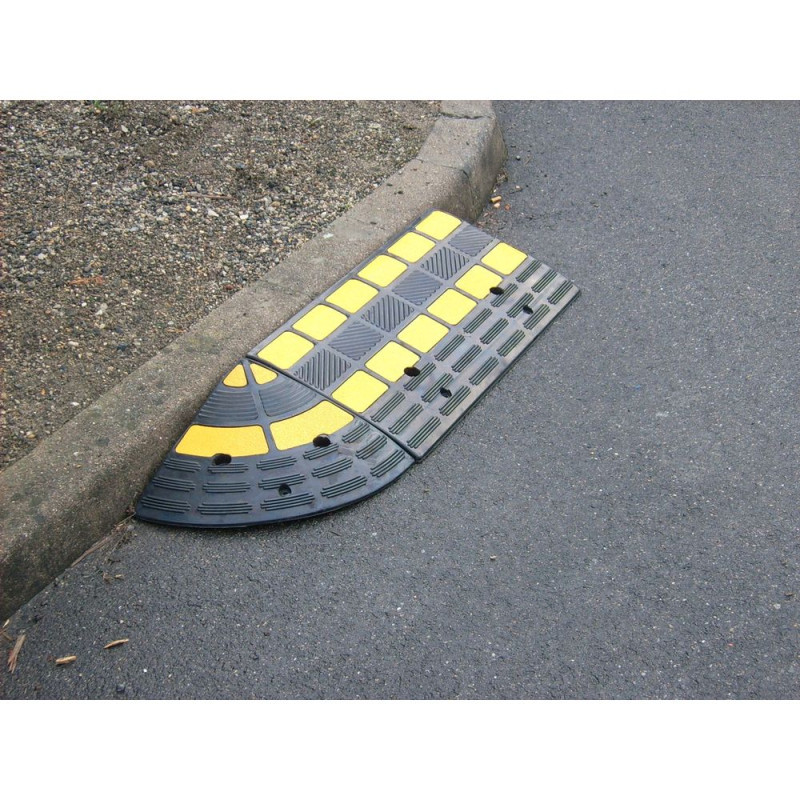 Rampe d'accès pour trottoir avec passe cables