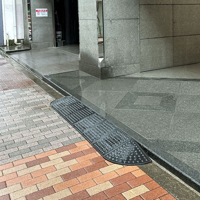 Rampe d'accès pour trottoir avec passe cables