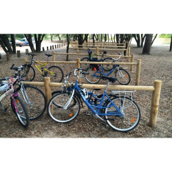 Barrière en bois range vélos