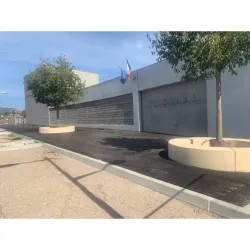 Banquette en béton préfabriqué rectangulaire courbée - Cestas