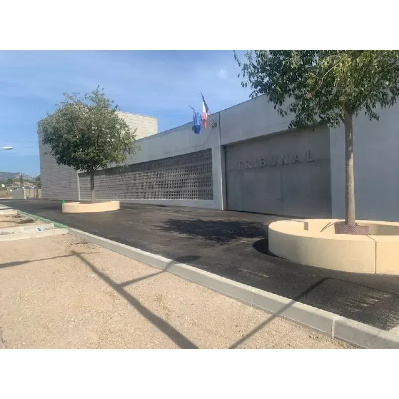 Banquette en béton préfabriqué rectangulaire courbée - Cestas