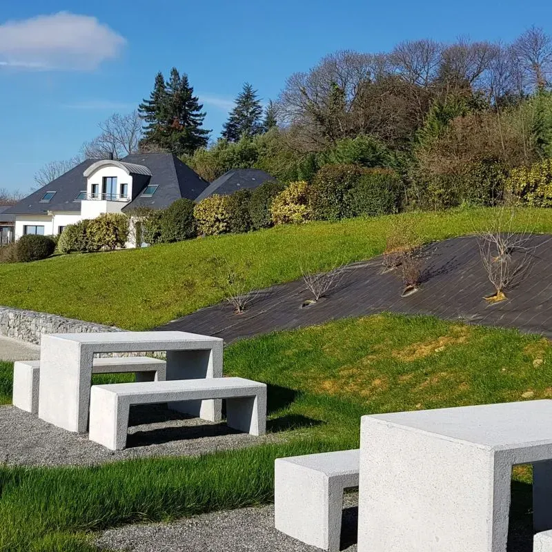 Table + 2 banquettes béton - Bordeaux