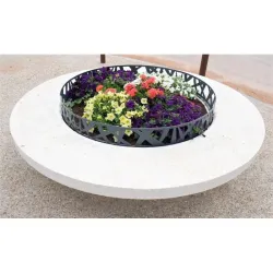 Jardinière avec banc autour en béton