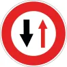 Panneau B15 - Cédez le passage à la circulation en sens inverse