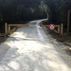 Barrière ouvrante double sans poteau de réception