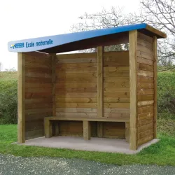 Abri bus en bois ouvert sur face avant