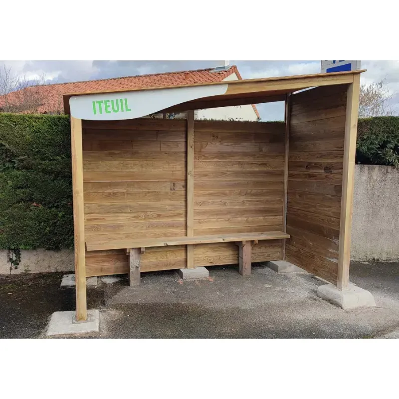 Abri bus en bois ouvert sur face avant