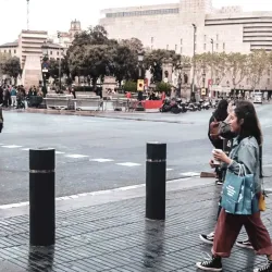 Borne Benito H268 anti bélier avec enjoliveur en inox D.27 cm