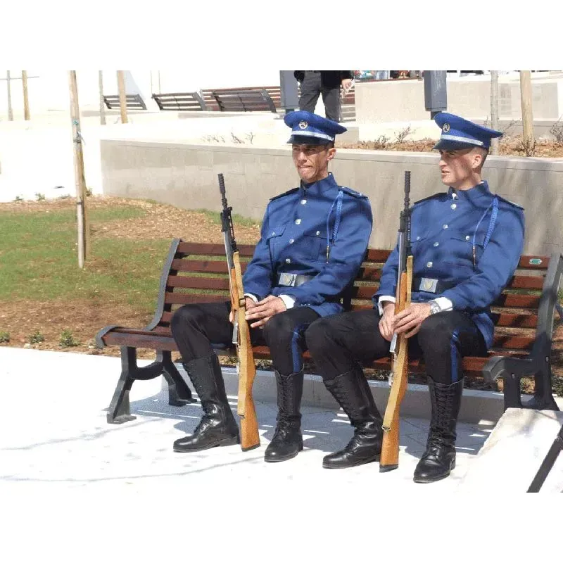 Banc Roda Benito UM320 en fonte et lattes en bois exotique