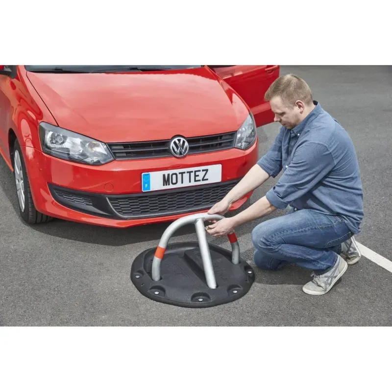 Arceau de parking rabattable su socle en caoutchouc autoportant