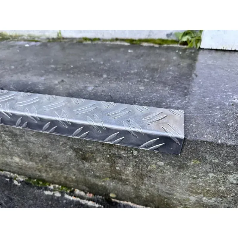 Mottez A385S5 - Nez de marche d’escalier antidérapant