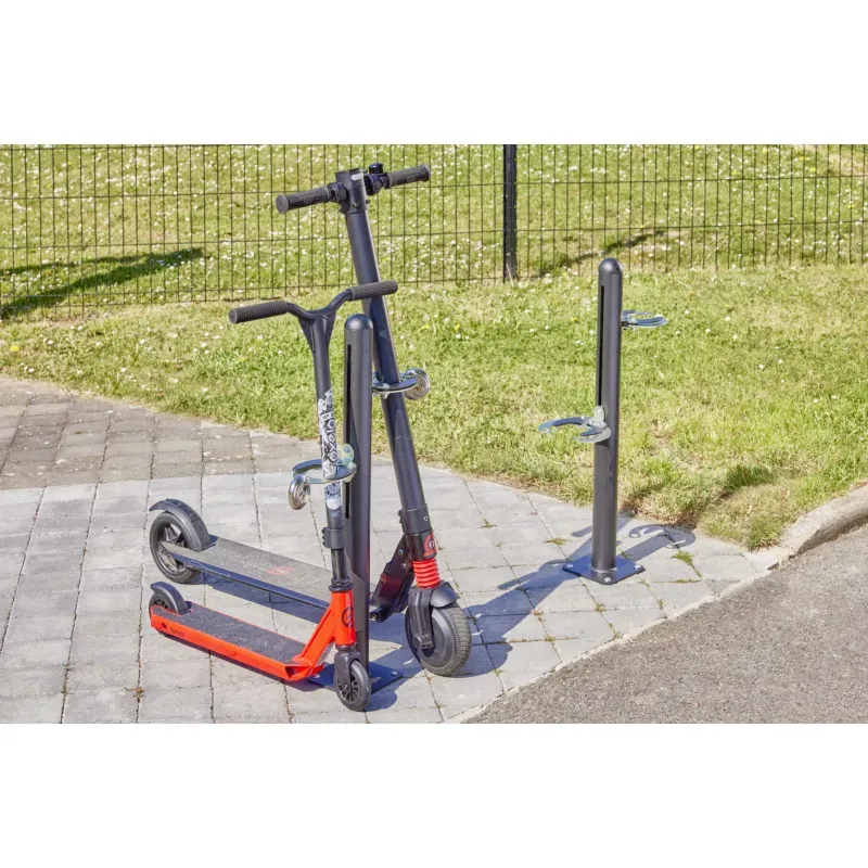 Poteau avec pinces antivol pour rangement de 2 trottinettes