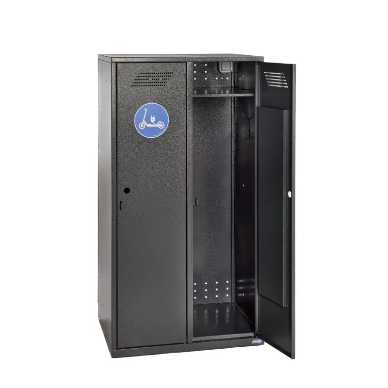 Rangement sécurisé avec prise électrique pour deux trottinettes