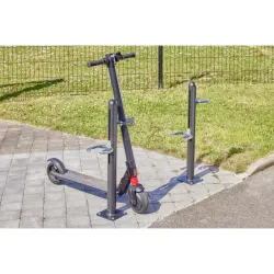 Poteau avec pinces antivol pour rangement de 2 trottinettes