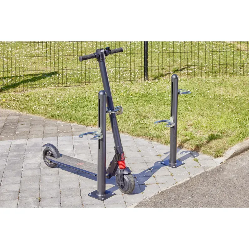 Poteau avec pinces antivol pour rangement de 2 trottinettes