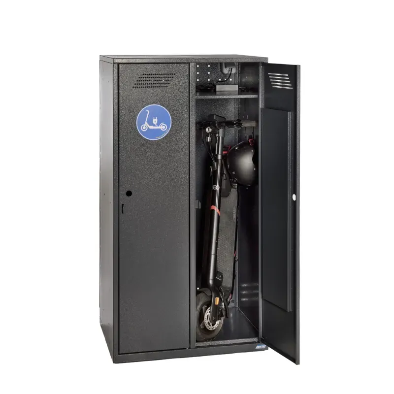 Rangement sécurisé avec prise électrique pour deux trottinettes