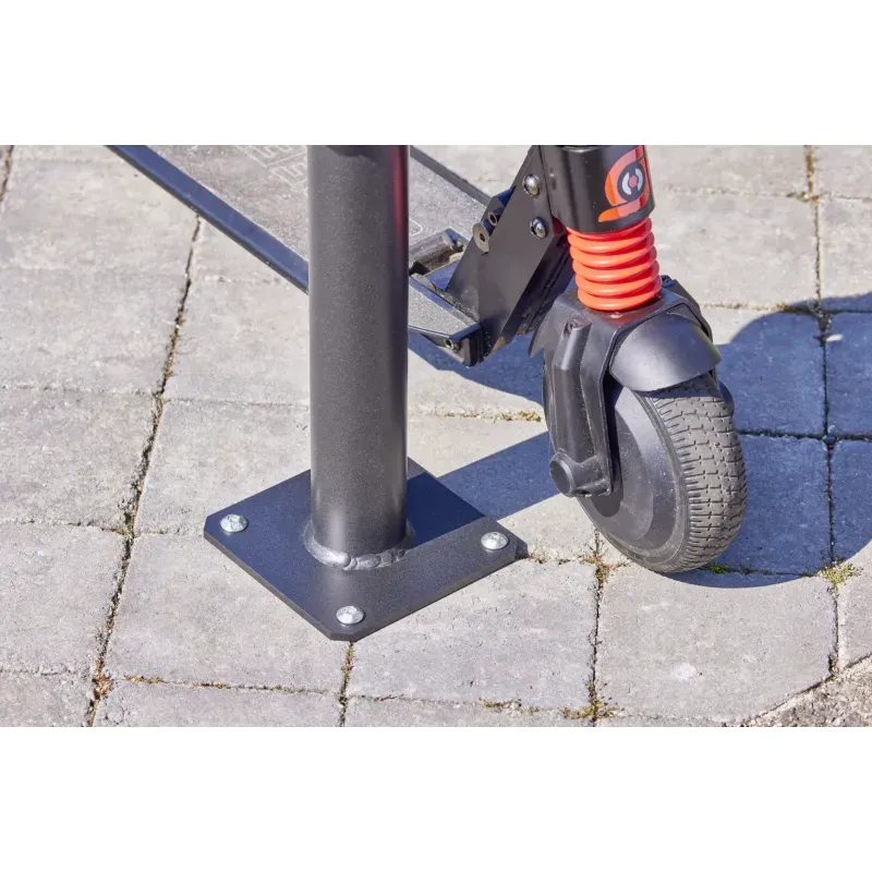 Poteau avec pinces antivol pour rangement de 2 trottinettes