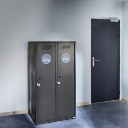 Rangement sécurisé avec prise électrique pour deux trottinettes