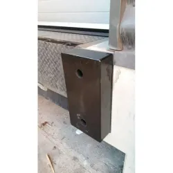 Platine de fixation pour tampon de quai de chargement Viso