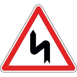 Panneau virages dont le premier est à gauche - A1d