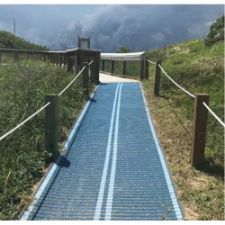 Tapis d'accès à la plage pour fauteuil roulant