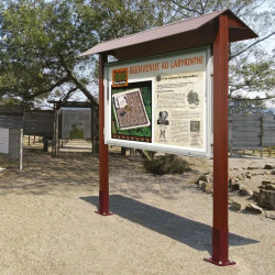 Panneau d'affichage sur poteaux avec vitrine de protection