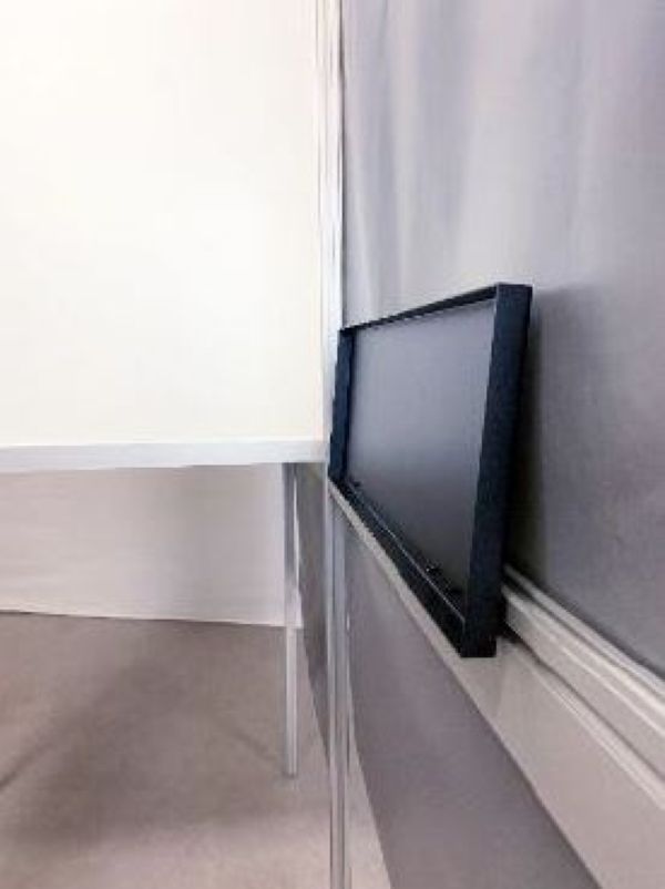 vue ensemble de la tablette rabbatable pour isoloir standard